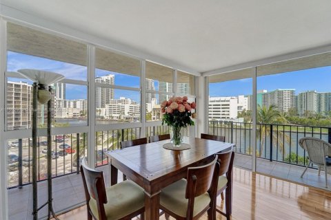 Condo in Hallandale Beach, Florida, 2 bedrooms  № 1867763 - photo 12
