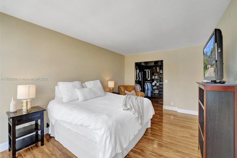 Condo in Hallandale Beach, Florida, 2 bedrooms  № 1867763 - photo 28