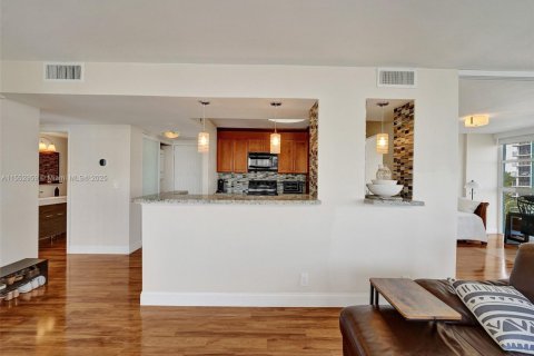 Condo in Hallandale Beach, Florida, 2 bedrooms  № 1867763 - photo 19