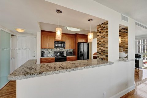 Condo in Hallandale Beach, Florida, 2 bedrooms  № 1867763 - photo 18