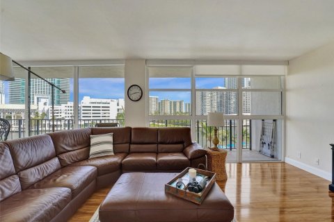 Condo in Hallandale Beach, Florida, 2 bedrooms  № 1867763 - photo 8