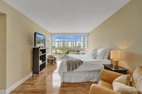 Condo in Hallandale Beach, Florida, 2 bedrooms  № 1867763 - photo 26