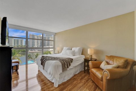 Condo in Hallandale Beach, Florida, 2 bedrooms  № 1867763 - photo 25