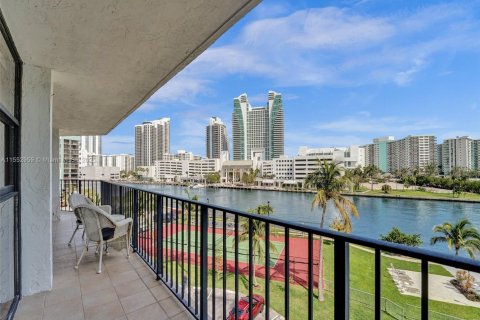 Condo in Hallandale Beach, Florida, 2 bedrooms  № 1867763 - photo 1