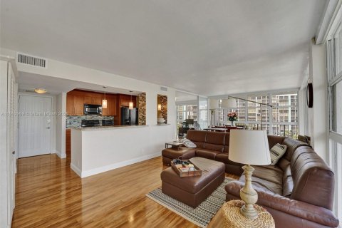 Condo in Hallandale Beach, Florida, 2 bedrooms  № 1867763 - photo 10