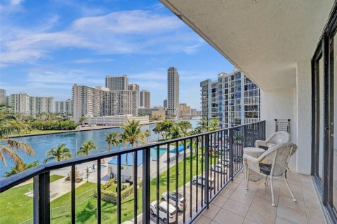 Condo in Hallandale Beach, Florida, 2 bedrooms  № 1867763 - photo 2
