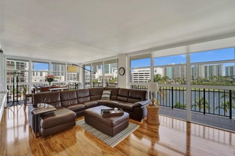 Condo in Hallandale Beach, Florida, 2 bedrooms  № 1867763 - photo 3