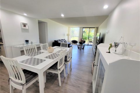 Condo in Tamarac, Florida, 2 bedrooms  № 1865252 - photo 3