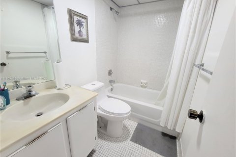 Condo in Tamarac, Florida, 2 bedrooms  № 1865252 - photo 11