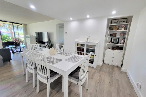 Condo in Tamarac, Florida, 2 bedrooms  № 1865252 - photo 1