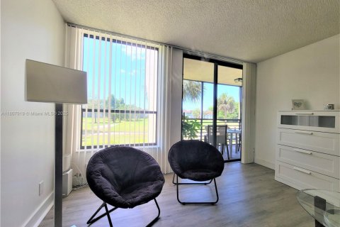Condo in Tamarac, Florida, 2 bedrooms  № 1865252 - photo 9
