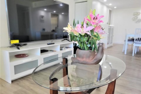 Condo in Tamarac, Florida, 2 bedrooms  № 1865252 - photo 7