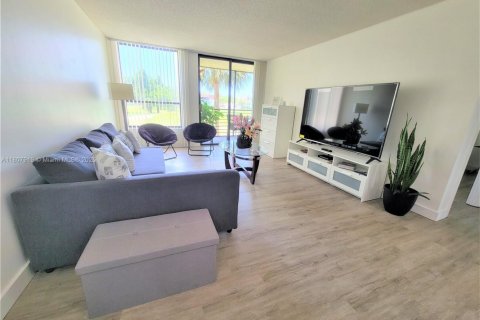 Condo in Tamarac, Florida, 2 bedrooms  № 1865252 - photo 8