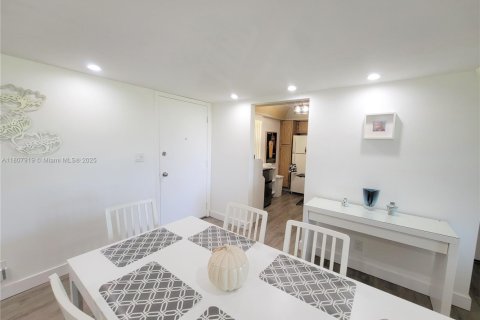 Condo in Tamarac, Florida, 2 bedrooms  № 1865252 - photo 27