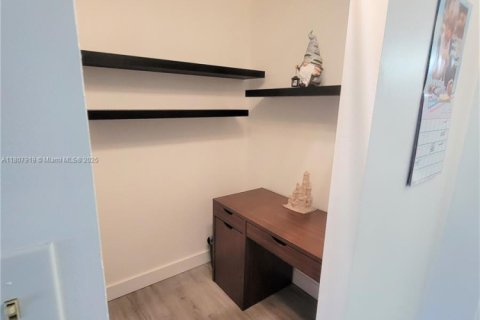 Condo in Tamarac, Florida, 2 bedrooms  № 1865252 - photo 19