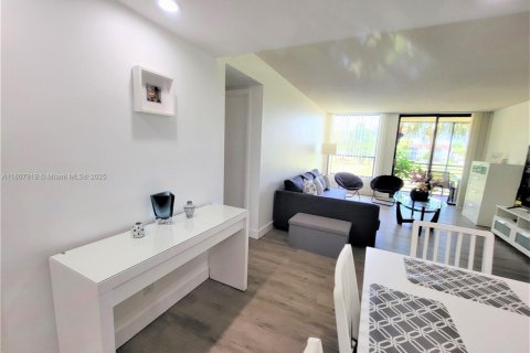 Condo in Tamarac, Florida, 2 bedrooms  № 1865252 - photo 5