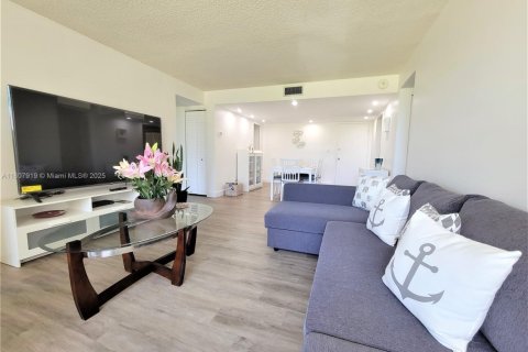 Condo in Tamarac, Florida, 2 bedrooms  № 1865252 - photo 6