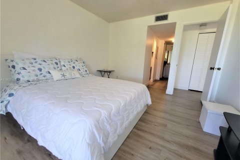 Condo in Tamarac, Florida, 2 bedrooms  № 1865252 - photo 17