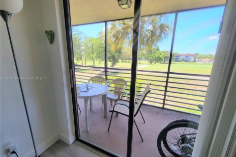 Condo in Tamarac, Florida, 2 bedrooms  № 1865252 - photo 16