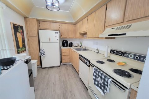 Condo in Tamarac, Florida, 2 bedrooms  № 1865252 - photo 28