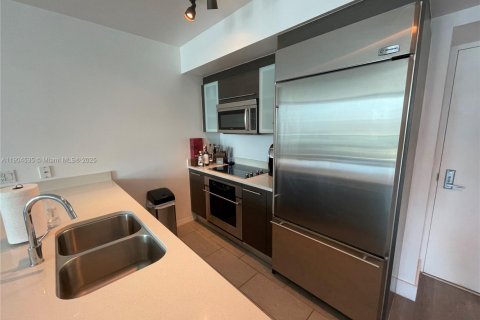 Condo in Miami, Florida, 1 bedroom  № 2012662 - photo 2