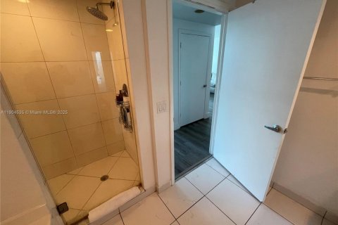 Condo in Miami, Florida, 1 bedroom  № 2012662 - photo 9