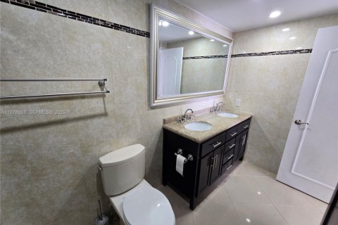 Купить кондоминиум в Холливуд, Флорида 2 спальни, 124.86м2, № 2049307 - фото 22