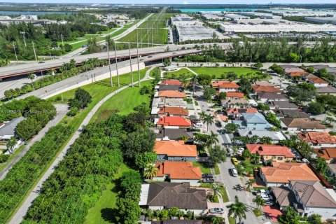 House in Miami, Florida 3 bedrooms, 168.71 sq.m. № 2012136 - photo 5