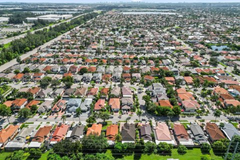 House in Miami, Florida 3 bedrooms, 168.71 sq.m. № 2012136 - photo 6