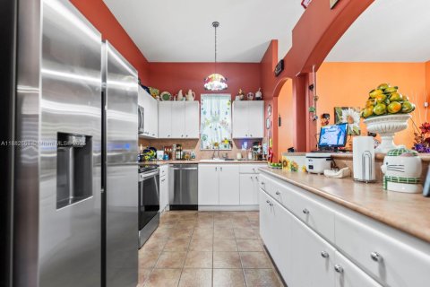 House in Miami, Florida 3 bedrooms, 168.71 sq.m. № 2012136 - photo 14