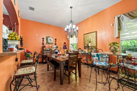 House in Miami, Florida 3 bedrooms, 168.71 sq.m. № 2012136 - photo 18