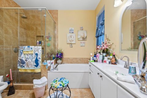 House in Miami, Florida 3 bedrooms, 168.71 sq.m. № 2012136 - photo 21