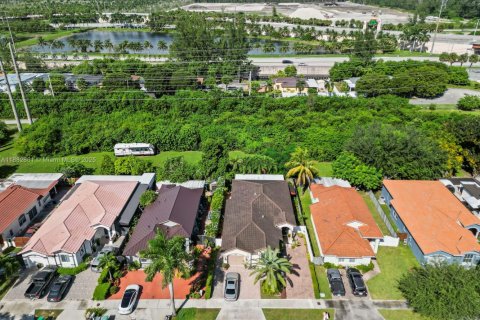 House in Miami, Florida 3 bedrooms, 168.71 sq.m. № 2012136 - photo 3