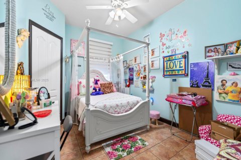 House in Miami, Florida 3 bedrooms, 168.71 sq.m. № 2012136 - photo 24