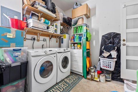 House in Miami, Florida 3 bedrooms, 168.71 sq.m. № 2012136 - photo 25