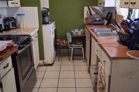 House in Miami, Florida 5 bedrooms, 192.12 sq.m. № 2042321 - photo 11