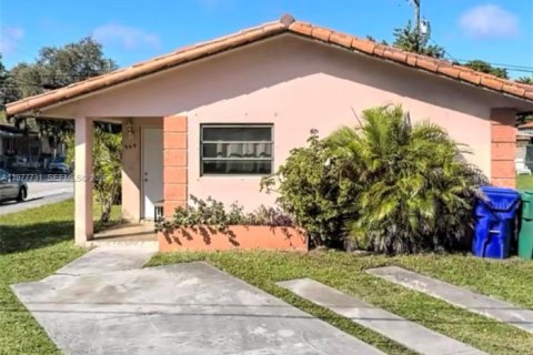 House in Miami, Florida 5 bedrooms, 192.12 sq.m. № 2042321