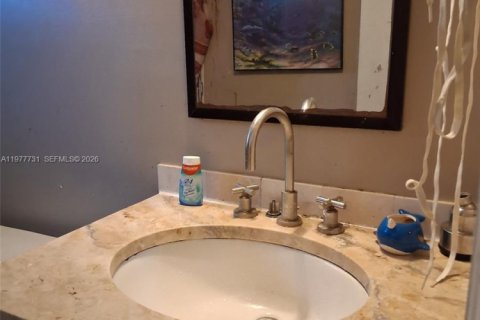 House in Miami, Florida 5 bedrooms, 192.12 sq.m. № 2042321 - photo 2