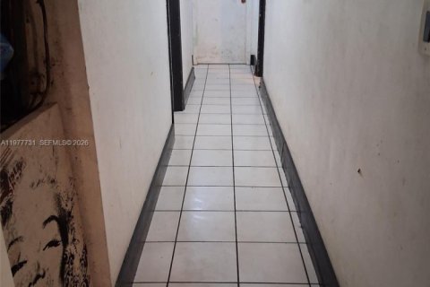 House in Miami, Florida 5 bedrooms, 192.12 sq.m. № 2042321 - photo 12