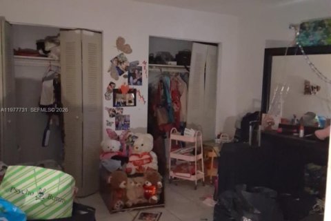 House in Miami, Florida 5 bedrooms, 192.12 sq.m. № 2042321 - photo 15