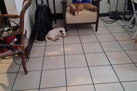 House in Miami, Florida 5 bedrooms, 192.12 sq.m. № 2042321 - photo 13