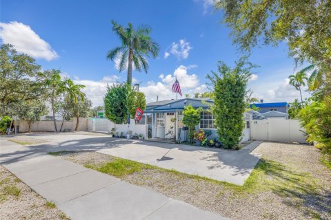 Commercial property in Hollywood, Florida 261.24 sq.m. № 1993550 - photo 6