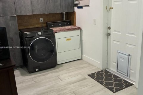 Commercial property in Hollywood, Florida 261.24 sq.m. № 1993550 - photo 22