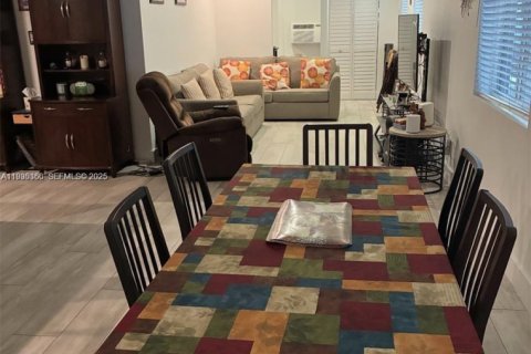 Commercial property in Hollywood, Florida 261.24 sq.m. № 1993550 - photo 15