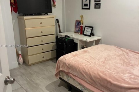 Commercial property in Hollywood, Florida 261.24 sq.m. № 1993550 - photo 16