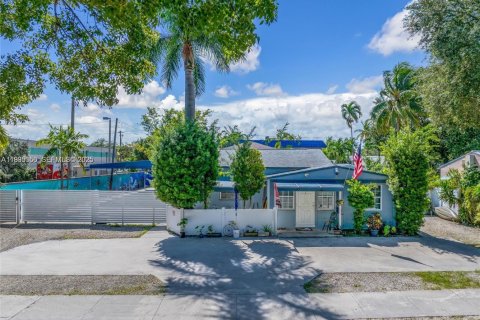 Commercial property in Hollywood, Florida 261.24 sq.m. № 1993550