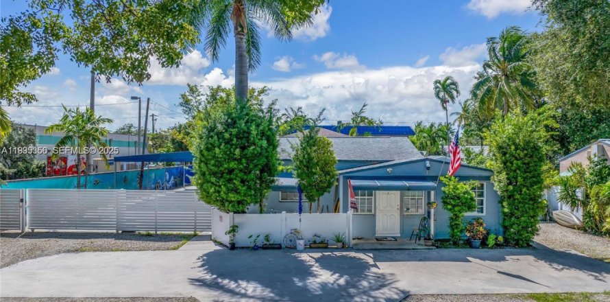 Commercial property in Hollywood, Florida 261.24 sq.m. № 1993550