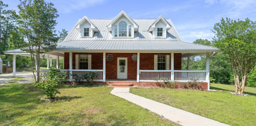 House in De Funiak Springs, Florida 3 bedrooms, 215.25 sq.m. № 561406