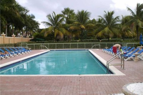 Снять в аренду квартиру в Дорал, Флорида 3 спальни, 118.08м2, № 1963732 - фото 26