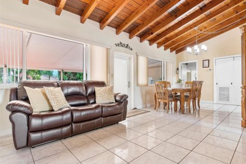 House in Miami, Florida 4 bedrooms, 161.37 sq.m. № 1375460 - photo 14